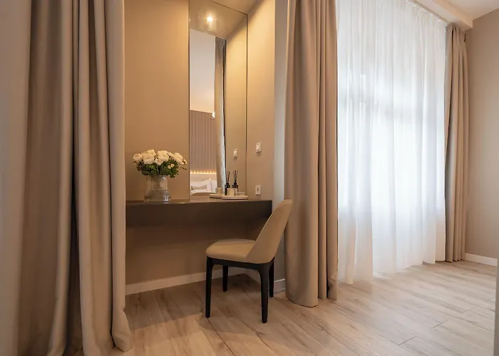 Hotel Karoly Boutique Suites, Location By Bqa 4*