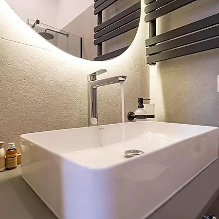 Hotel Karoly Boutique Suites, Location By Bqa
