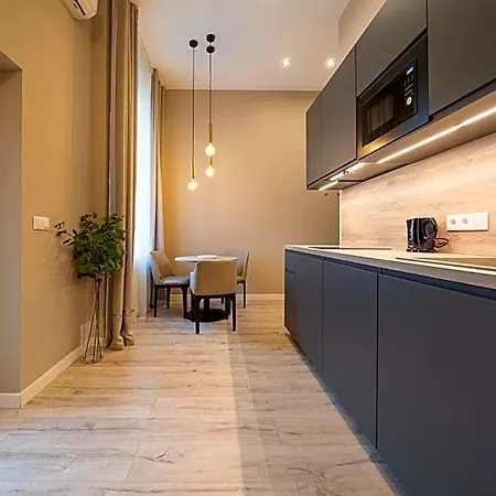 Hotel Karoly Boutique Suites, Location By Bqa 4*
